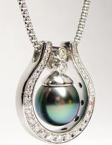 馬蹄ペンダント　黒真珠と入替　宝石工房ながお