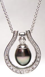 馬蹄ペンダント　黒真珠　宝石工房ながお