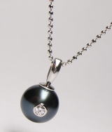 黒真珠にダイヤ埋め込み ペンダント