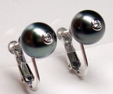 真珠にダイヤを埋め込んだイヤリング