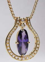 18金　馬蹄ペンダント　カラーチェンジ石