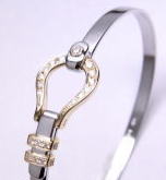 コンビの馬蹄バングル　手作り作品