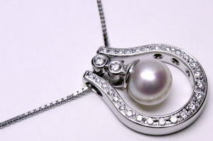 馬蹄ペンダント　パールトップ　宝石工房ながお