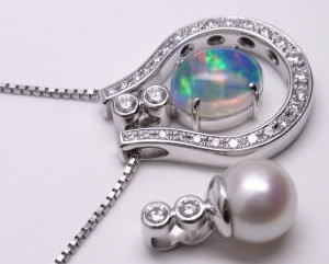 馬蹄ペンダント　オパールトップ　宝石工房ながお