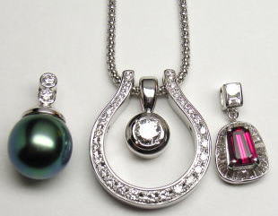 馬蹄ペンダント　入れ替えできます　宝石工房ながお