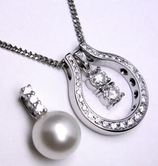 馬蹄形ペンダント　パールトップ　宝石工房ながお