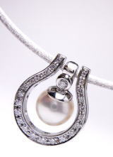 馬蹄着せ替えペンダント　パールトップ　宝石工房ながお