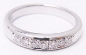 重厚なハーフエタニティリング