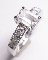 エメラルドカットの1ｃｔダイヤリング1.29ｃｔ