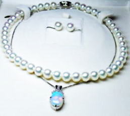 オパールペンダント　真珠ネックレスと重ね着け　宝石工房ながお