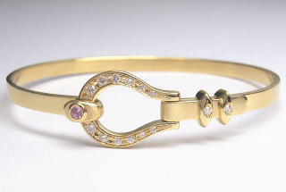 ワンタッチで着けられる馬蹄形バングル　18金