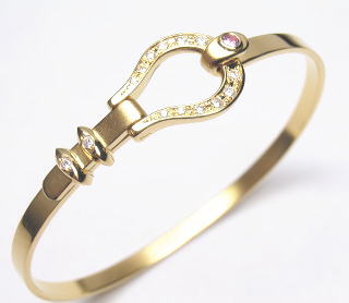 ワンタッチで着けられる馬蹄形バングル　18金