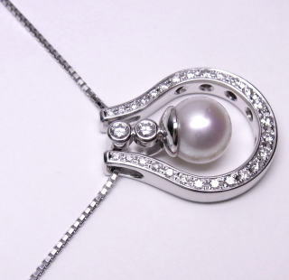 馬蹄ペンダント　パールトップ　宝石工房ながお