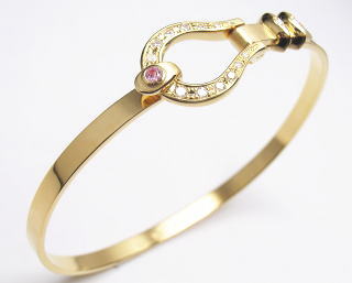 ワンタッチで着けられる馬蹄形バングル　18金　