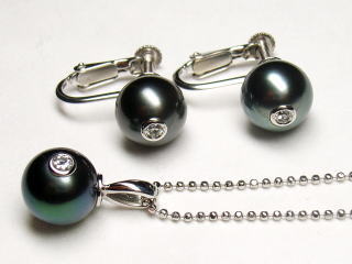 黒真珠にダイヤ埋め込み　ペンダントとピアス　宝石工房ながお